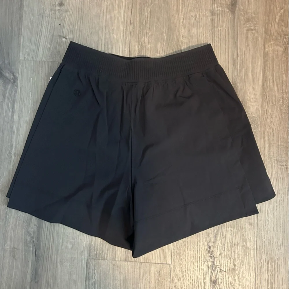 Lululemon stretch woven relaxed fit high rise shorts 4” - Picture 2 of 3